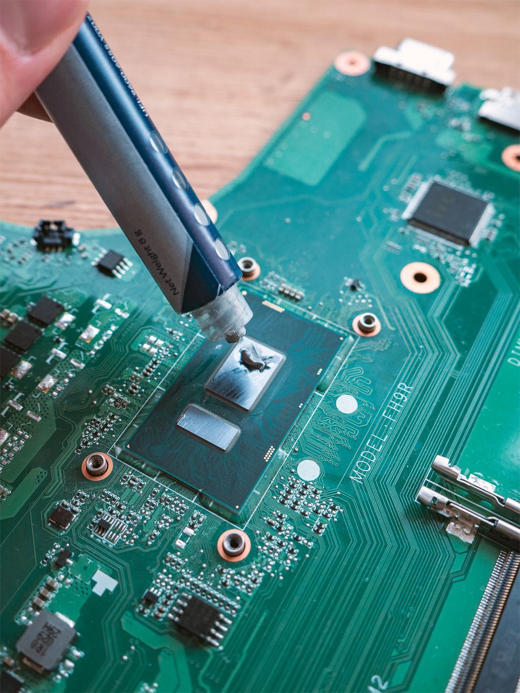 Nanesení nové teplovodivé pasty pod chladiče