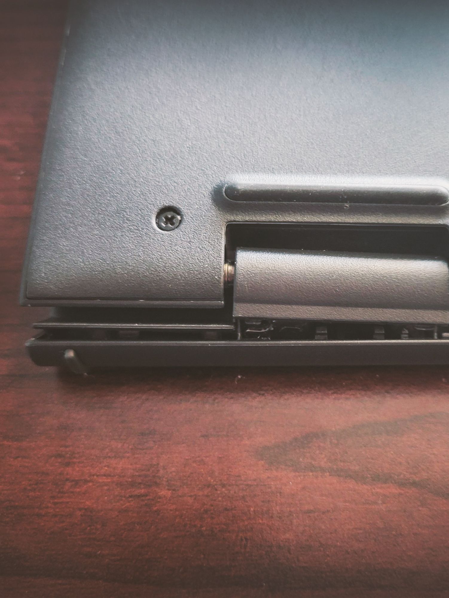 Vylomené panty nebo poškozená část notebooku