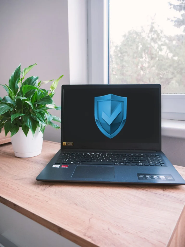 Notebook se symbolem štítu s fajfkou na displeji, ochrana proti virům