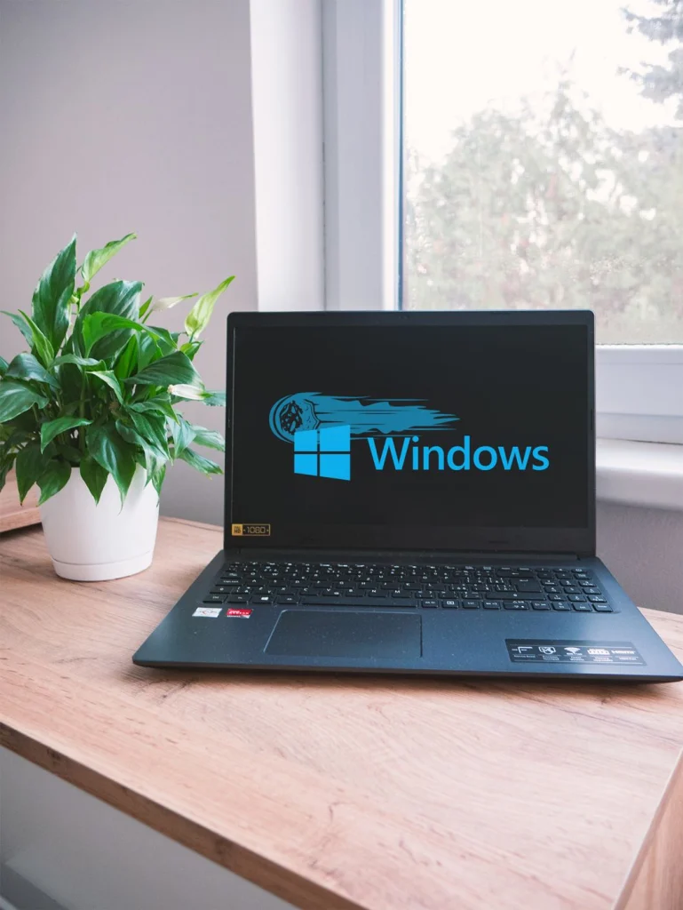 Notebook s logem Windows na displeji po čisté instalaci systému