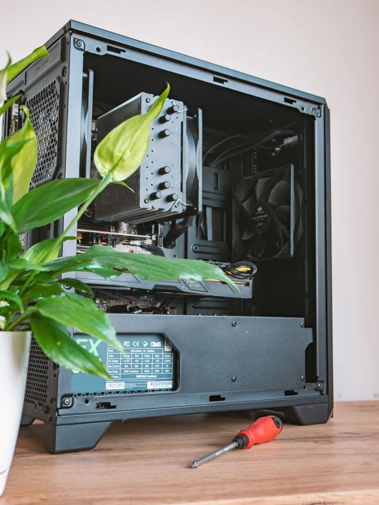 Napájecí zdroj FX 500 v otevřené skříni stolního počítače